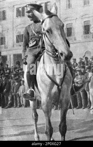 "Un mouvement National a Salonique; le colonel Zimbrakakakakakis, chef du mouvement National, harangue la foule sur la Place de la Prefecture a Salonique", 1916. Da "Collection de la Guerre IV. L'Illustrazione Tome CXLVIII. La Guerre Juillet, Aout, Settembre, Ottobre, Novembre, Dicembre 1916". Foto Stock