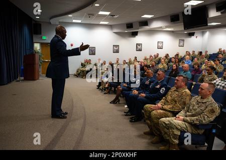 Ondra L. Berry parla a una folla durante la cerimonia di pensionamento dell'ex comandante dell'Ala del comando dell'Airlift 152nd, Sgt. Angela D. Ash, alla base della Guardia Nazionale dell'aria del Nevada, 4 febbraio 2023. Foto Stock