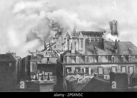 ''le Cathedrale de Reims en flammes le 17 septembre; le clocheton du chevit dit "Clocher a l'Ange" te la tour nord-ouest devores par l'incendie', 1914. Da "l'Album de la Guerre 1914-1919: Volume i". [L'Illustration, Parigi, 1926]. Foto Stock