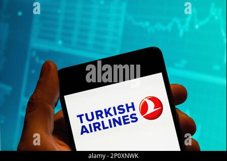 Cina. 15th Feb, 2023. In questa illustrazione, il logo della compagnia aerea turca di bandiera nazionale Turkish Airlines è visualizzato su uno smartphone con un grafico dell'indice di borsa economica sullo sfondo. Credit: SOPA Images Limited/Alamy Live News Foto Stock