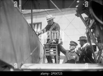 Commissione Nazionale di Pattuglia della Costa d'Aero - Curtiss biplanare 2 motori, con galleggianti, esposti a S.O.B. Sen. Ben Tillman Climbing into Plane; Augustus Post a destra, 1917. Il senatore Benjamin Tillman e il pioniere dell'aviazione Augustus Thomas Post Jr. Foto Stock