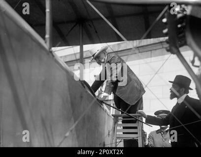 Commissione Nazionale di Pattuglia della Costa d'Aero - Curtiss biplanare 2 motori, con galleggianti, esposti a S.O.B. Sen. Ben Tillman Climbing into Plane; Augustus Post a destra, 1917. Il senatore Benjamin Tillman e il pioniere dell'aviazione Augustus Thomas Post Jr. Foto Stock