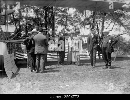 National Aero Coast Patrol Comn. - Curtiss Hydroplane o Flying Boat esposti vicino House Office Building, al centro è Gruppo troppo huddled per identificare; Capt. Taylor; Miss Marie Peary; Byron R. Newton; Ripley Bowman; Julius Kahn, 1917. Foto Stock