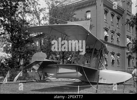 National Aero Coast Patrol Comn. - Curtiss Hydroplane o Flying Boat esposti nei pressi dell'edificio degli uffici della Casa, 1917. Foto Stock