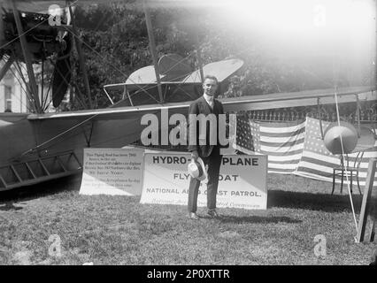 National Aero Coast Patrol Comn. - Curtiss Hydroplane o Flying Boat esposti vicino House Office Building, Ripley Bowman, 1917. Indicazioni: 'Questa Flying Boat è stata di 700 ore in aereo. Ha addestrato 50 Aviator per l'Inghilterra. La Russia ha 80 macchine come questa. Non abbiamo nulla. Molti idro-aeroplani al giorno sono più grandi di questo. Idro-Aeroplano o Flying Boat per la National Aero Coast Patrol - National Aerial Coast Patrol Commission'. Foto Stock