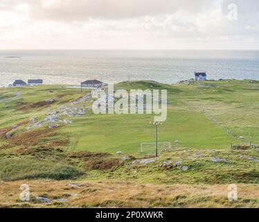 Campo da calcio sull'Isola di Eriskay, Ebridi esterne, Scozia, Regno Unito Foto Stock