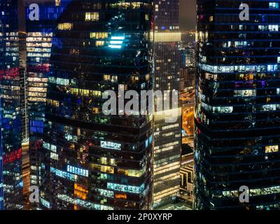 Vista aerea dei grattacieli di vetro illuminati nel quartiere degli affari di Mosca in serata dalla Torre Imperia Foto Stock