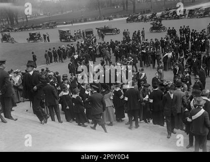 Dimostrazione pacifista sui gradini orientali degli Stati Uniti Capitol, Washington, D.C., 2 Apr 1917. Mostra la dimostrazione della folla con delegazioni per la pace, tra cui la Pennsylvania [vogliamo la pace / Pennsylvania; sulle indicazioni al centro a destra]. Rally contro il discorso del presidente Wilson al Congresso chiedendo una dichiarazione di guerra. Nota cameraman. Foto Stock