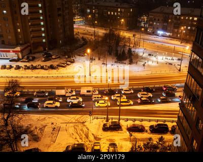 Vista dall'alto del traffico nel quartiere residenziale della città di Mosca nella notte d'inverno Foto Stock