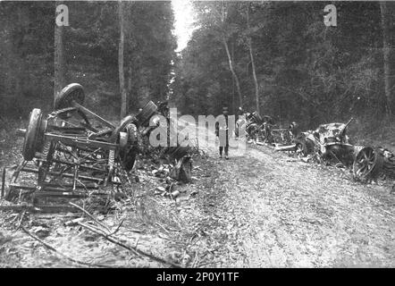 ''Scenes de Guerre; sur la route de Soissons a Villers-Cotterets, nos dragons ont rejoint au galop un convoi de camions automobiles allemands charges de munizioni', 1914. Da "l'Album de la Guerre 1914-1919: Volume i". [L'Illustration, Parigi, 1926]. Foto Stock