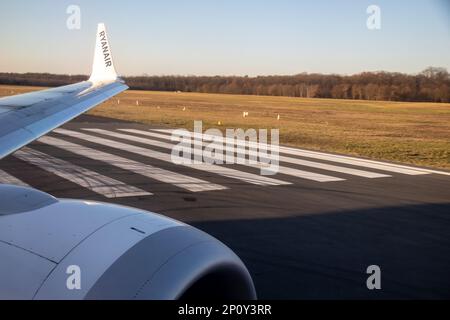 Vista dall'aereo della pista all'aeroporto di Koln/Bonn. Credit: Sinai Noor / Alamy Stock Photo Foto Stock