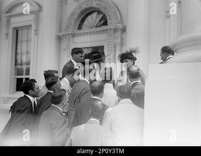 Stampa intervistati con Lillian Wald e Jane Addams, 1916. Attivisti e attivisti per il suffragio femminile. Foto Stock