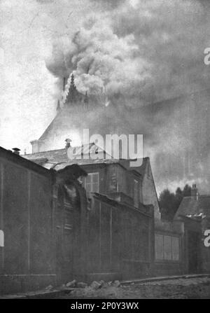 ''le Cathedrale de Reims en flammes; le clocher a l'Ange et la toiture du chevet en feu', 1914. Da "l'Album de la Guerre 1914-1919: Volume i". [L'Illustration, Parigi, 1926]. Foto Stock