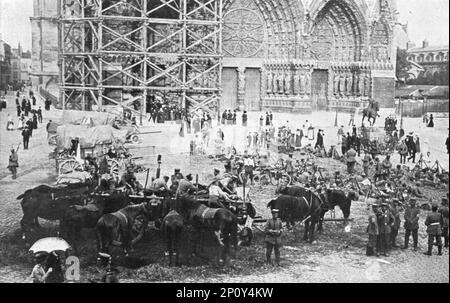 ''la Courte Occupation de Reims; Reims le cathedrale', 1914. Da "l'Album de la Guerre 1914-1919: Volume i". [L'Illustration, Parigi, 1926]. Foto Stock