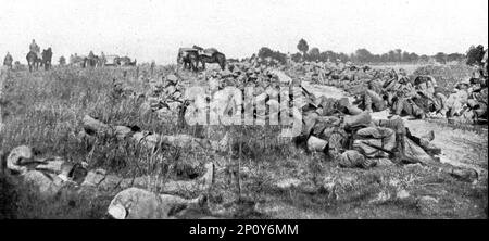 ''sur le front russe; un COIN du Champ de bataille de Rawka-Russka, en Galicie le 30 aout 1914', 1914. Da "l'Album de la Guerre 1914-1919: Volume i". [L'Illustration, Parigi, 1926]. Foto Stock