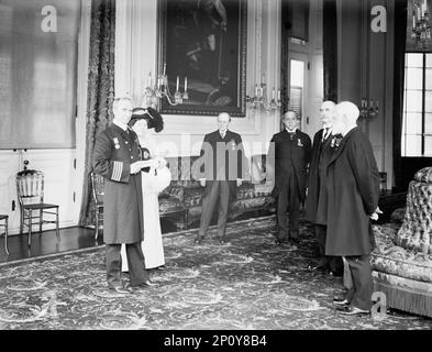 Sir Arthur Henry Rostron, capitano di Cunard Liner 'Carpazia'; James Bryce, ambasciatore dalla Gran Bretagna, Medaglia Titanica a Rostron, 1913. La RMS Carpazia, capitanata da Rostron (a sinistra), salvò centinaia di sopravvissuti dal RMS Titanic dopo che la nave affondò nel 1912 nel mezzo dell'Oceano Atlantico settentrionale. James Bryce (2nd a destra) ha presentato Rostron con la Medaglia d'oro del Congresso presso l'Ambasciata britannica a Washington. Accanto a Rostron c'è sua moglie, Ethel Minnie Stothert. Foto Stock