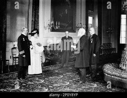 Sir Arthur Henry Rostron, capitano di Cunard Liner 'Carpazia'; James Bryce, ambasciatore dalla Gran Bretagna, Medaglia Titanica a Rostron, 1913. La RMS Carpazia, capitanata da Rostron (a sinistra), salvò centinaia di sopravvissuti dal RMS Titanic dopo che la nave affondò nel 1912 nel mezzo dell'Oceano Atlantico settentrionale. James Bryce (2nd a destra) ha presentato Rostron con la Medaglia d'oro del Congresso presso l'Ambasciata britannica a Washington. Accanto a Rostron c'è sua moglie, Ethel Minnie Stothert. Foto Stock