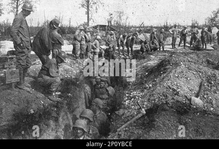 «Derriere la bataille, au Sud de la Somme : le defile, le long des boyaux, de prigioniers appartenant au 5e regiment de la Garde prussienne et don&#x2019;t plusieurs portent le casque de tranchee, appreend aux troupes en Reserve que l'attaque a reussi.», 1916. Da "Collection de la Guerre IV. L'Illustrazione Tome CXLVII. La Guerre Juillet, Aout, Settembre, Ottobre, Novembre, Dicembre 1916". Foto Stock