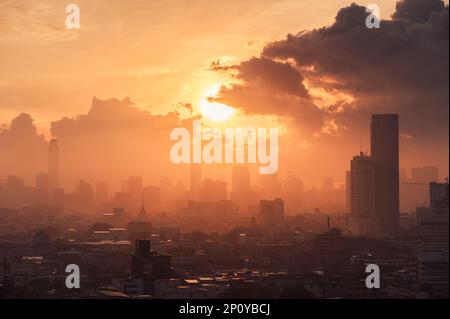 Splendido sorgere del sole su un alto edificio nel quartiere degli affari nella citta' di Bangkok, Tailandia Foto Stock