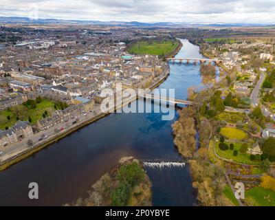 Vista aerea dal drone del centro di Perth e del fiume Tay a Perth e Kinross, Scozia, Regno Unito Foto Stock