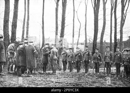 ''A l'Honneur; le roi George V. decore des soldats anglais de la medaille enviee du "Distinguished Service Order" ', 1914. From "l'Album de la Guerre 1914-1919: Volume i" [l'Illustration, Paris, 1926]. Foto Stock