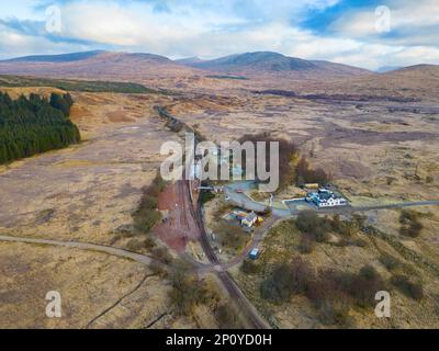 Vista aerea dal drone della stazione di Rannoch su Rannoch Moor a Perth e Kinross, Scozia, Regno Unito Foto Stock