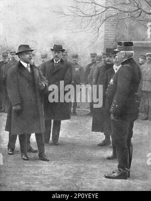 ''la Medaille Militaire de Joffre; le President de la Republique Felicite le chef de nos Armees', 1914. From "l'Album de la Guerre 1914-1919: Volume i" [l'Illustration, Paris, 1926]. Foto Stock