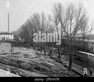 Edificio temporaneo, in costruzione...Washington, D.C., 1917. Costruito nel 1917, per la prima guerra mondiale, Washington Monument in background. Situato tra B Street (ora Constitution Ave.), 19th Street, Virginia Ave., e 18th Street, N.W. Foto Stock