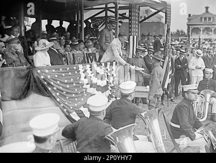 [Presidente Woodrow] Wilson [2nd a sinistra] in revisione Stand, 1917 o 1918. L'uomo che presenta i certificati è Newton Diehl Baker, Segretario della guerra. Foto Stock