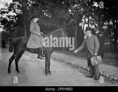 'Legno di Louisto', 1913. Ritratto di Louisita Wood, noto anche come Louise B. Wood, con il padre generale Leonard Wood, capo di stato maggiore dell'esercito degli Stati Uniti e governatore militare di Cuba. Foto Stock