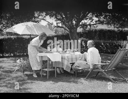 Leonard, MR. E Mrs., mangiare all'aperto, tra le 1926 e le 1938. Foto Stock