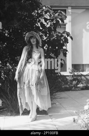 Barnett, Sally, Miss, in piedi all'aperto, 1927 Foto Stock