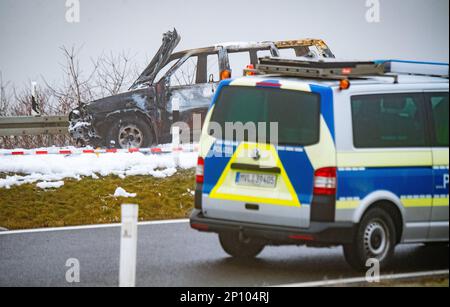 PRODUZIONE - 02 marzo 2023, Meclemburgo-Pomerania occidentale, Gützkow: Un veicolo bruciato si trova all'incrocio di Gützkow. Dopo la spettacolare rapina di un trasportatore di denaro con milioni di bottini nel Meclemburgo-Pomerania occidentale, i colpevoli sono ancora in corsa il venerdì. Foto: Str/dpa Foto Stock