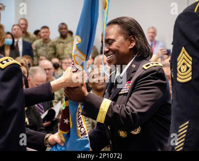 STATI UNITI Il Major Geneva Telita Crosland diventa il quarto direttore della Defense Health Agency in una cerimonia tenutasi a Falls Church, Virginia, il 3 gennaio. Crossland succede agli Stati Uniti Army Lt. Gen. (Dr.) Ronald Place, che è stato direttore dall'ottobre 2019. Foto Stock