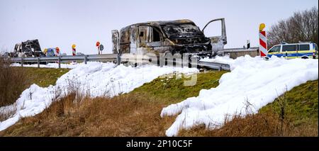 PRODUZIONE - 02 marzo 2023, Meclemburgo-Pomerania occidentale, Gützkow: Al bivio di Gützkow si trova un pulmino in transito (M) bruciato. Dopo la spettacolare rapina di un trasportatore di denaro con milioni di bottini nel Meclemburgo-Pomerania occidentale, i colpevoli sono ancora in corsa il venerdì. Foto: Str/dpa Foto Stock