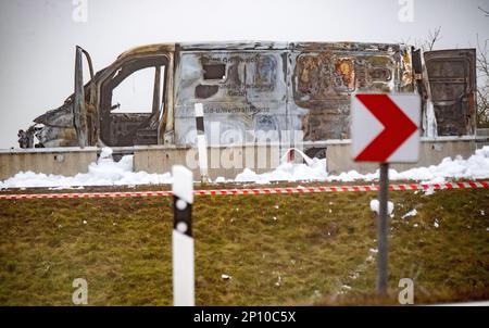 PRODUZIONE - 02 marzo 2023, Meclemburgo-Pomerania occidentale, Gützkow: Un trasportatore di denaro bruciato si trova all'incrocio di Gützkow. Dopo la spettacolare rapina di un trasportatore di denaro con milioni di bottini nel Meclemburgo-Pomerania occidentale, i colpevoli sono ancora in corsa il venerdì. Foto: Str/dpa Foto Stock