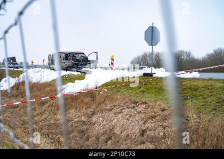 PRODUZIONE - 02 marzo 2023, Meclemburgo-Pomerania occidentale, Gützkow: Al bivio di Gützkow si trova un pulmino in transito (M) bruciato. Dopo la spettacolare rapina di un trasportatore di denaro con milioni di bottini nel Meclemburgo-Pomerania occidentale, i colpevoli sono ancora in corsa il venerdì. Foto: Str/dpa Foto Stock