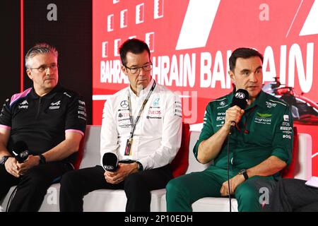 (Da L a R): Pat Fry (GBR) Alpine F1 Team Chief Technical Officer; Mike Elliot (GBR) Mercedes AMG F1 Technology Director; e Dan Flallows (GBR) Aston Martin F1 Team Technical Director, alla FIA Press Conference. 03.03.2023. Campionato del mondo di Formula 1, Rd 1, Gran Premio del Bahrain, Sakhir, Bahrain, Giorno di pratica Photo credit should Read: XPB/Press Association Images. Foto Stock