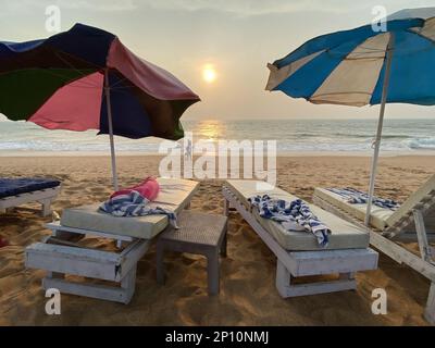 Candolim, Goa, India - Gennaio 2023: Lettini da spiaggia e ombrelloni in una baracca costiera a Goa. Foto Stock