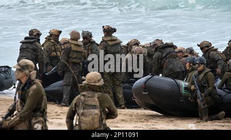 Tokunoshima, Giappone. 03rd Mar, 2023. STATI UNITI I soldati marines atterrano durante l'esercizio militare congiunto USA e Giappone 'Iron Fist 23' con la forza di autodifesa di terra giapponese a Manda Beach sull'isola di Tokunoshima, nella prefettura di Kagoshima, Giappone venerdì 3 marzo 2023. Foto di Keizo Mori/UPI Credit: UPI/Alamy Live News Foto Stock