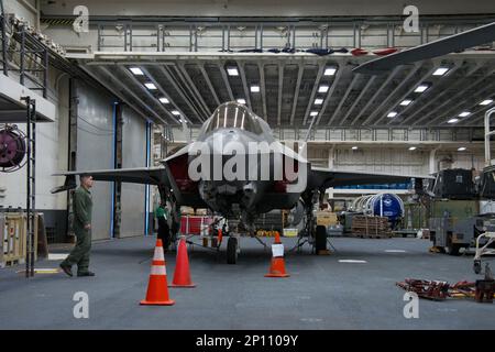 Tokunoshima, Giappone. 03rd Mar, 2023. STATI UNITI Marines' F-35B Lightning è visto parcheggio nell'hangar di USS America durante l'esercizio militare congiunto 'Iron Fist 23' con la forza di autodifesa di terra del Giappone vicino all'isola di Tokunoshima, prefettura di Kagoshima, Giappone il Venerdì 3 Marzo 2023. Foto di Keizo Mori/UPI Credit: UPI/Alamy Live News Foto Stock