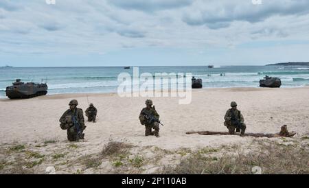 Tokunoshima, Giappone. 03rd Mar, 2023. Membro del Giappone Ground Self-Defense Force's Anfibious Rapid Deployment Brigade atterraggio durante l'esercizio militare congiunto 'Iron Fist 23' con gli Stati Uniti Marines a Manda Beach nell'isola di Tokunoshima, nella prefettura di Kagoshima, Giappone venerdì 3 marzo 2023. Foto di Keizo Mori/UPI Credit: UPI/Alamy Live News Foto Stock