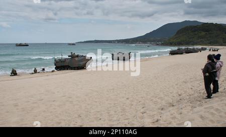 Tokunoshima, Giappone. 03rd Mar, 2023. Membro del Giappone Ground Self-Defense Force's Anfibious Rapid Deployment Brigade atterraggio durante l'esercizio militare congiunto 'Iron Fist 23' con gli Stati Uniti Marines a Manda Beach nell'isola di Tokunoshima, nella prefettura di Kagoshima, Giappone venerdì 3 marzo 2023. Foto di Keizo Mori/UPI Credit: UPI/Alamy Live News Foto Stock