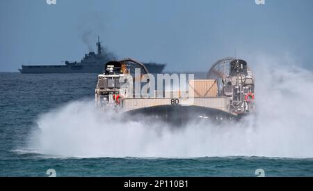 Tokunoshima, Giappone. 03rd Mar, 2023. STATI UNITI Marine' LCAC (cuscino d'aria dell'imbarcazione da atterraggio)partecipa all'esercizio congiunto 'Iron Fist 23' con la forza di autodifesa di terra giapponese sull'isola di Tokunoshima, nella prefettura di Kagoshima, Giappone venerdì 3 marzo 2023. Foto di Keizo Mori/UPI Credit: UPI/Alamy Live News Foto Stock