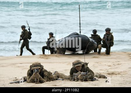 Tokunoshima, Giappone. 03rd Mar, 2023. Membri del Giappone Ground Self-Defense Force's Anfibious Rapid Deployment Brigade atterraggio durante l'esercizio militare congiunto 'Iron Fist 23' con gli Stati Uniti Marines a Manda Beach nell'isola di Tokunoshima, nella prefettura di Kagoshima, Giappone venerdì 3 marzo 2023. Foto di Keizo Mori/UPI Credit: UPI/Alamy Live News Foto Stock