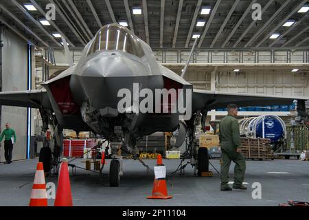 Tokunoshima, Giappone. 03rd Mar, 2023. STATI UNITI Marines' F-35B Lightning è visto parcheggio nell'hangar di USS America durante l'esercizio militare congiunto 'Iron Fist 23' con la forza di autodifesa di terra del Giappone vicino all'isola di Tokunoshima, prefettura di Kagoshima, Giappone il Venerdì 3 Marzo 2023. Foto di Keizo Mori/UPI Credit: UPI/Alamy Live News Foto Stock