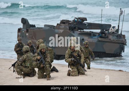 Tokunoshima, Giappone. 03rd Mar, 2023. Membro del Giappone Ground Self-Defense Force's Anfibious Rapid Deployment Brigade atterraggio durante l'esercizio militare congiunto 'Iron Fist 23' con gli Stati Uniti Marines a Manda Beach nell'isola di Tokunoshima, nella prefettura di Kagoshima, Giappone venerdì 3 marzo 2023. Foto di Keizo Mori/UPI Credit: UPI/Alamy Live News Foto Stock