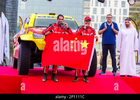 209 ZHANG Guoyu (chn), MENA Oriol (spa), BAIC ORV, BAIC ORV BJ40, FIA W2RC, Ambiance durante il Podium Finish del 2023 Abu Dhabi Desert Challenge, 2nd° round della stagione 2023 W2RC, il 3 marzo 2023 presso l'ADNOC Business Center di Abu Dhabi - Photo Bastien Roux / DPPI Foto Stock