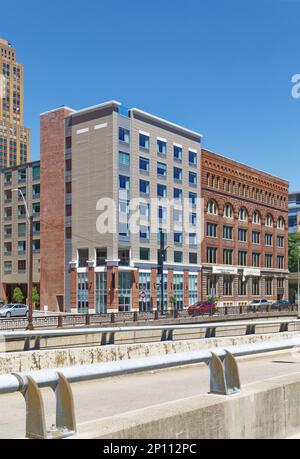 Pittsburgh Downtown: Il Fairfield Inn & Suites e' un moderno hotel di media altezza rivestito di mattoni e terracotta, aperto nel 2019, affacciato sul Fiume Monongahela. Foto Stock