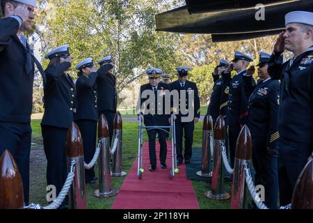 Stati Uniti ritirati Royce Williams è salutato mentre si avvicina al podio premio per ricevere la Navy Cross per le sue azioni nella Guerra di Corea, al San Diego Air and Space Museum, California, 20 gennaio 2023. Le azioni di Williams includevano il coinvolgimento di sette MIG-15s sovietiche in un combattimento tra cani durato più di 30 minuti e terminato dopo che Williams ha abbattuto quattro combattenti nemici, utilizzando tutti i 760 20mm round di mitragliatrici disponibili. Quando Williams sbarcò il suo Grumman F9F Panther, gli Stati Uniti Il primo jet fighter di successo della Marina, a bordo della portaerei di classe Essex USS Oriskany (CV/CVA-34), la Foto Stock